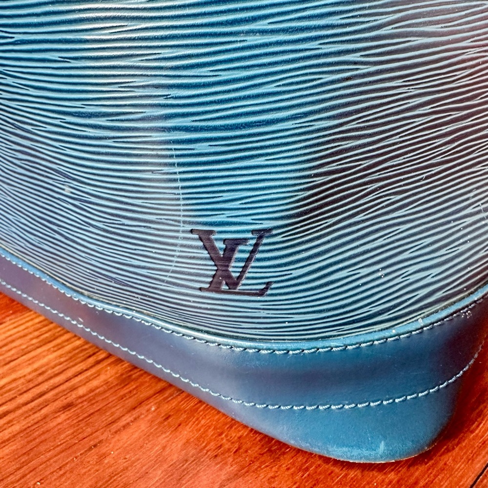 Louis Vuitton Noé Epi Leather Bucket Bag in Toledo Blue - Picture 10 of 16